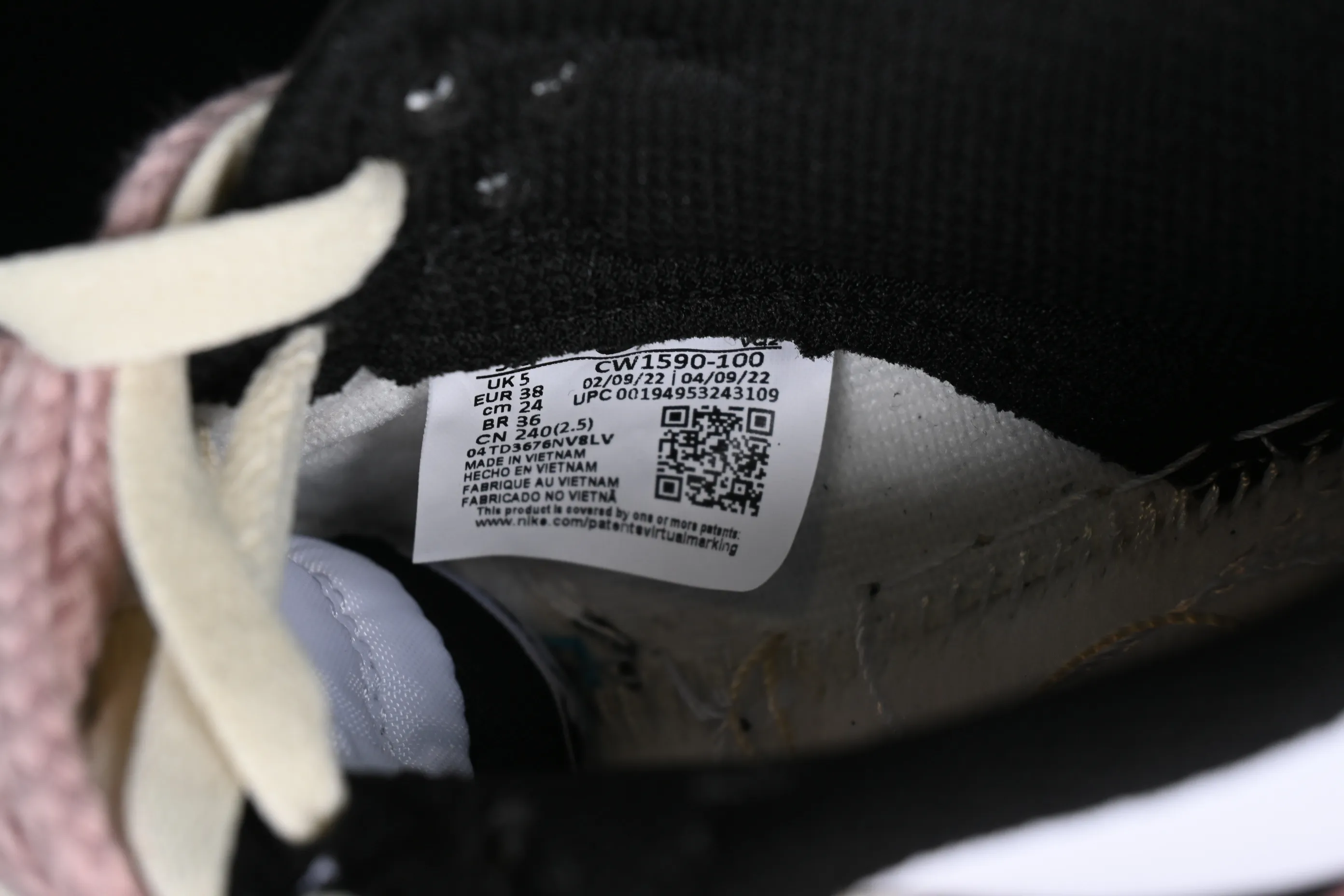 All Categories Nk SB Dunk Series Nk SB Dunk Low Low-top sneakers Nk Dunk Low Black Rose Thoughts Cloth patch Rope shoelaces Girls Sweet cool style SB strap low-top casual sneakers CW1590-100